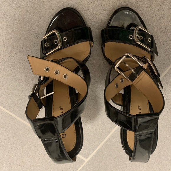Sandals with clip detail - Picture 2 of 3
